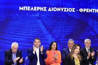 Χειροκροτήματα από τους υποψήφιους ευρωβουλευτές της Ν.Δ. κατά την ανακοίνωση του ονόματος του Φρέντι Μπελέρη στην παρουσίαση του ευρωψηφοδελτίου του κόμματος από τον Κυρ. Μητσοτάκη